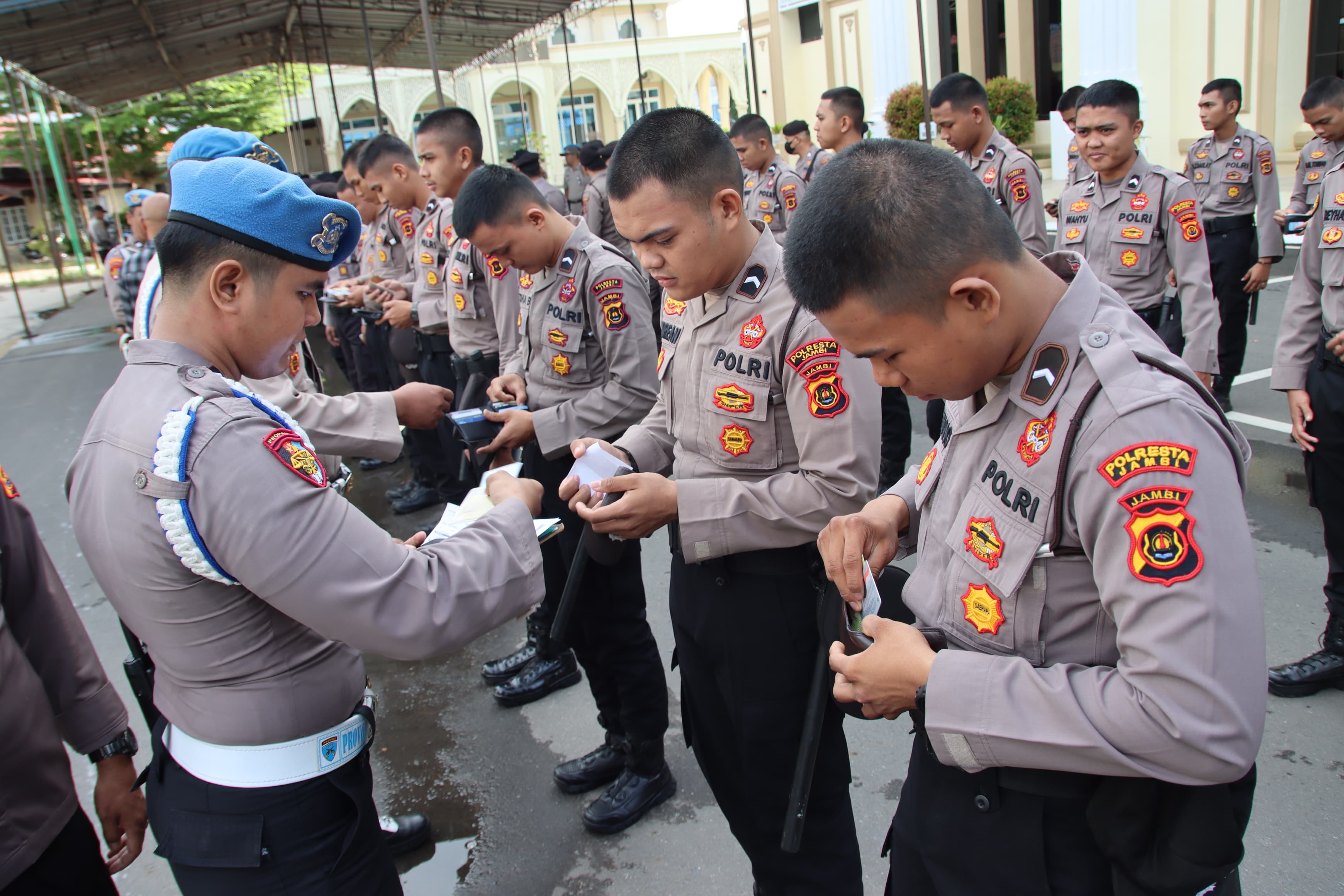 Apel pagi Polres Pasbar